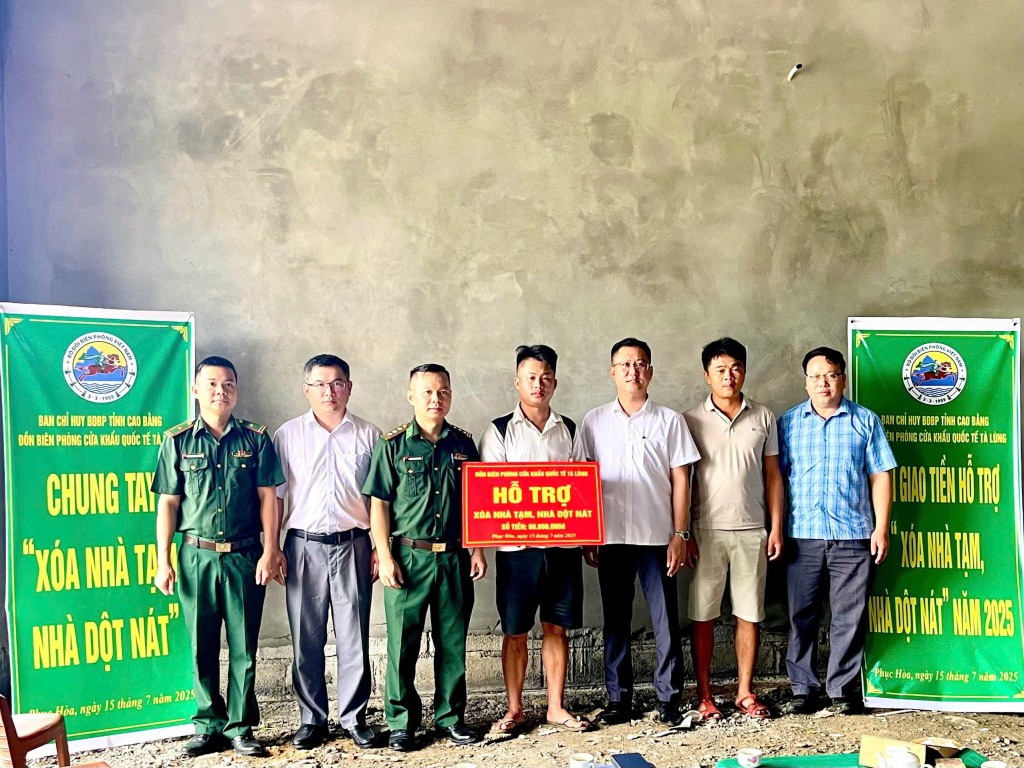 Cao Bằng: Trao kinh phí hỗ trợ hộ nghèo xóa nhà tạm, nhà dột nát