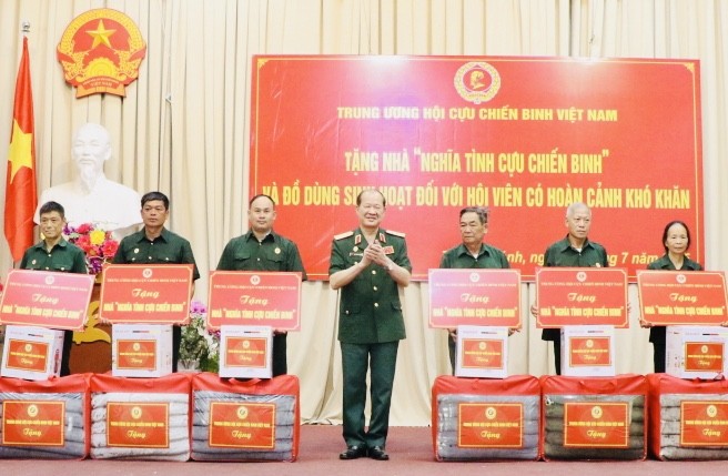 Tặng 40 nhà 