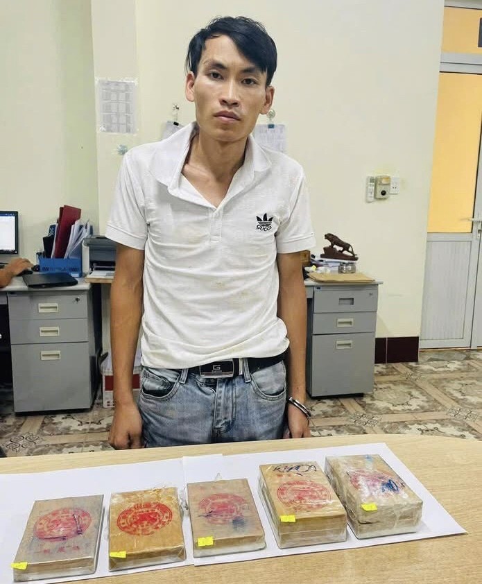 Cao Bằng: Bắt quả tang đối tượng mua bán trái phép 07 bánh heroin