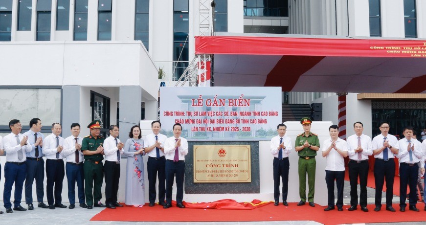 Cao Bằng: Gắn biển Công trình trụ sở làm việc các sở, ban, ngành tỉnh