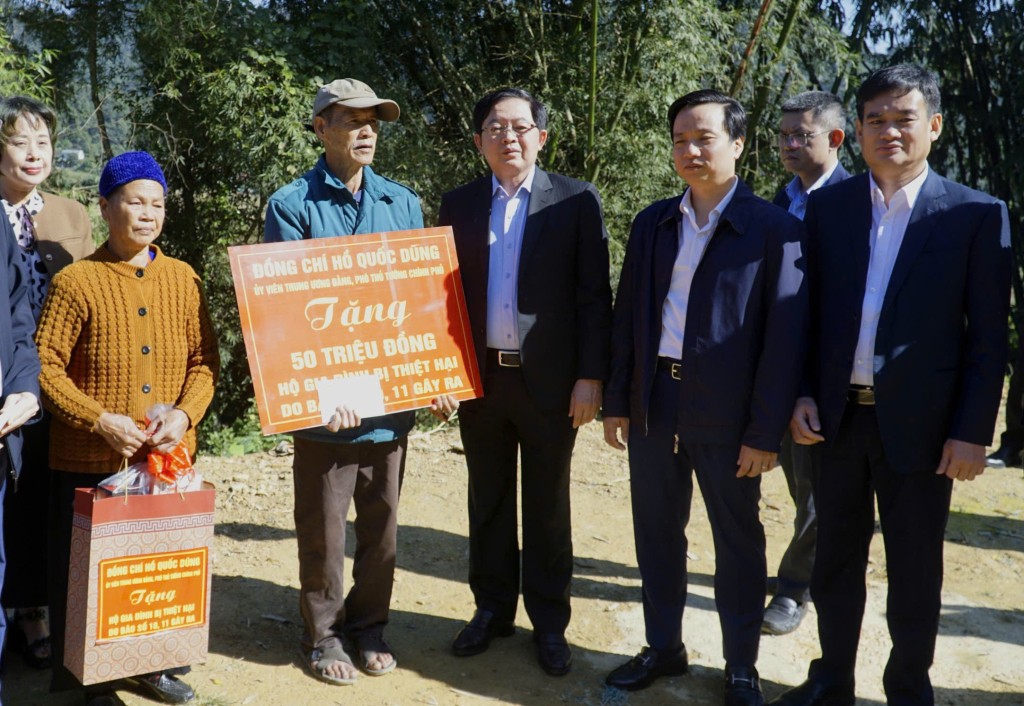 Phó Thủ tướng Hồ Quốc Dũng dự Ngày hội Đại đoàn kết toàn dân tộc tại Khu dân cư xóm Nà Cốc, xã Thạch An