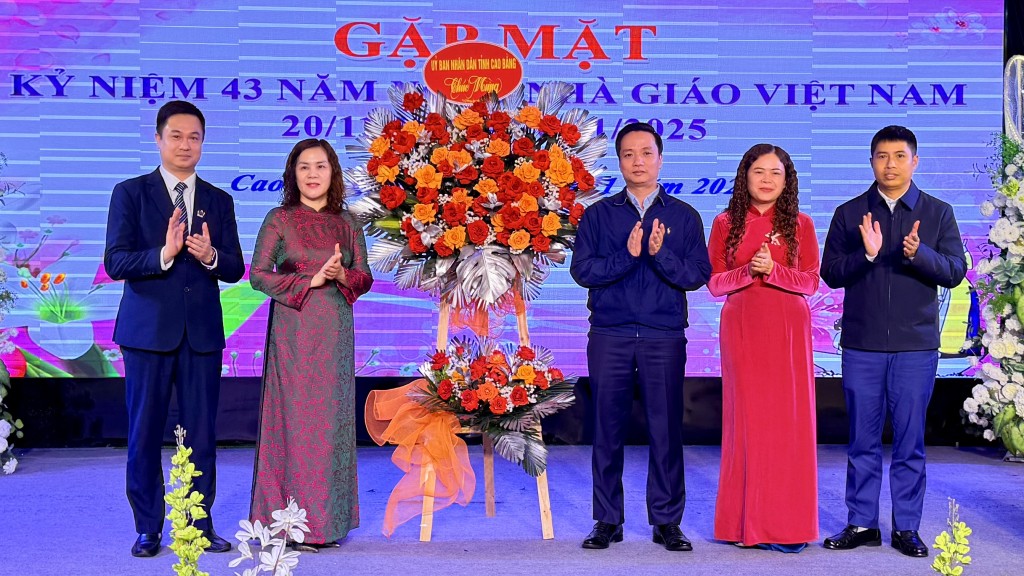 Cao Bằng: Kỷ niệm 43 năm Ngày Nhà giáo Việt Nam (20/11/1982 - 20/11/2025)