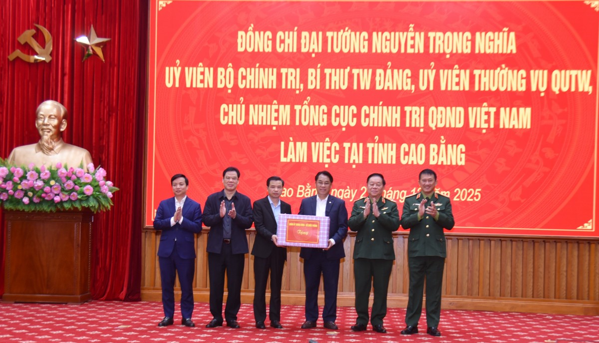 Đại tướng Nguyễn Trọng Nghĩa, Chủ nhiệm Tổng cục Chính trị QĐND Việt Nam làm việc với tỉnh Cao Bằng