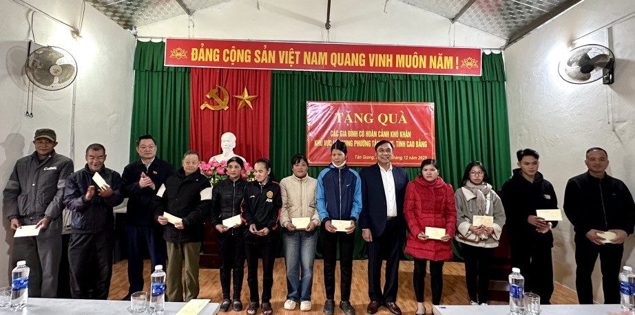 Cao Bằng: Phó Chủ tịch Thường trực Hội đồng Dân tộc của Quốc hội tặng quà gia đình có hoàn cảnh khó khăn