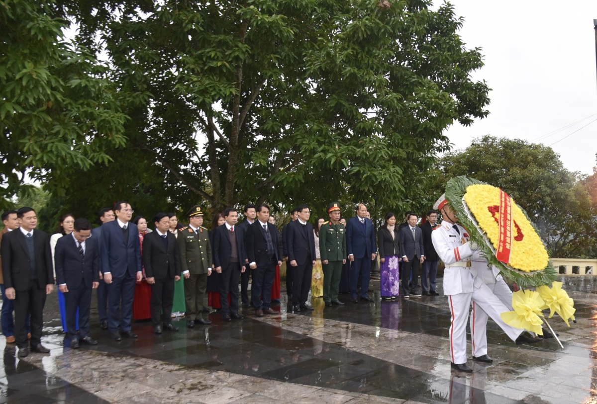 Đoàn đại biểu tỉnh Cao Bằng viếng Đài liệt sỹ nhân Kỷ niệm 80 năm Ngày Tổng tuyển cử đầu tiên bầu Quốc hội Việt Nam (6/1/1946 - 6/1/2026)
