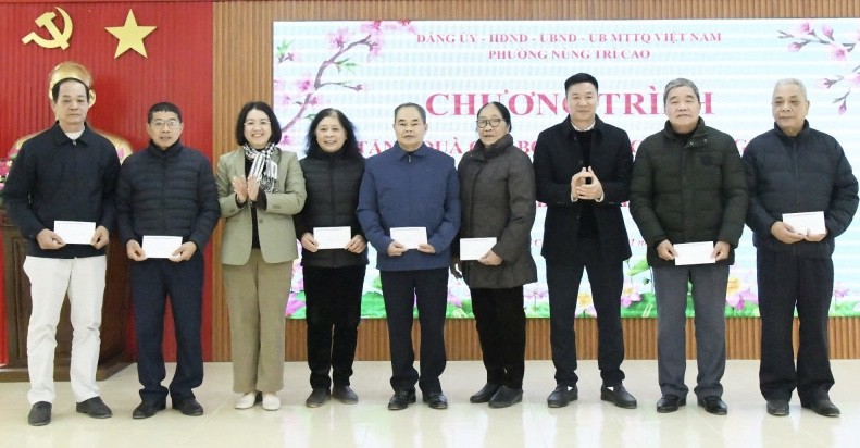 Cao Bằng: Phường Nùng Trí Cao trao 170 suất quà hỗ trợ người dân bị ảnh hưởng thiên tai