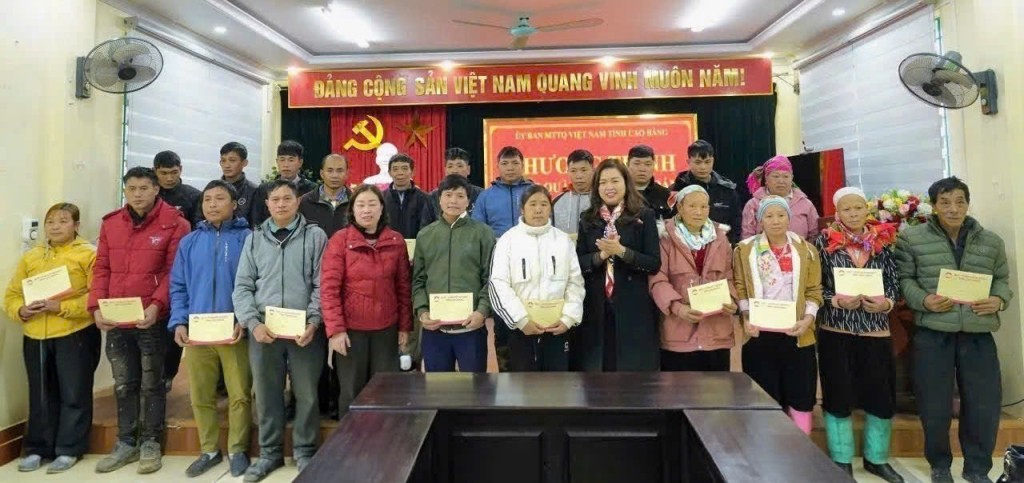 Ủy ban MTTQ Việt Nam tỉnh Cao Bằng trao 50 suất quà tết cho hộ nghèo xã Tĩnh Túc