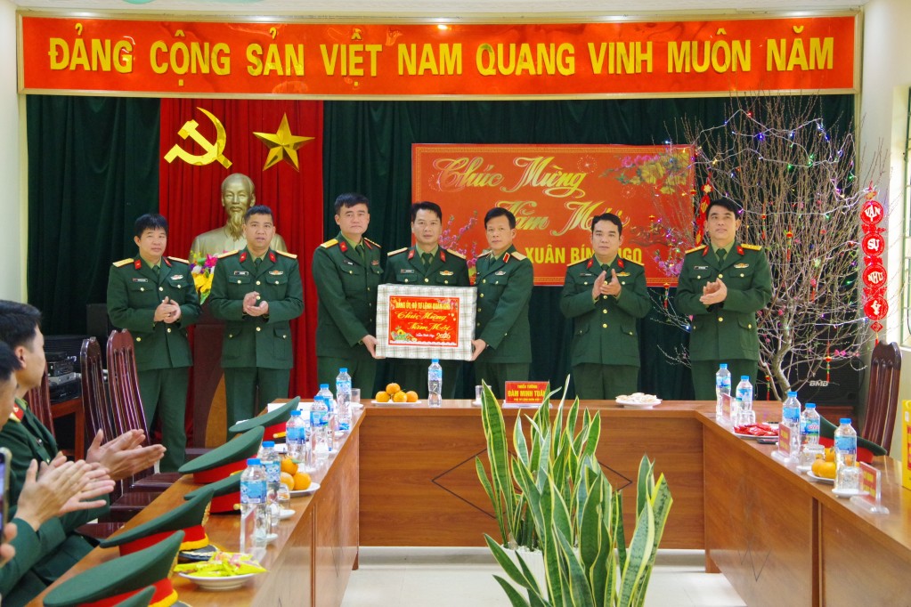 Thiếu tướng Đàm Minh Tuân, Phó Tư lệnh Quân khu 1 thăm, chúc Tết các đơn vị trên địa bàn tỉnh Cao Bằng
