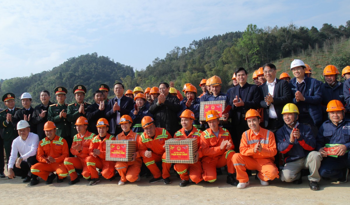 Thủ tướng Chính phủ thăm, chúc Tết công nhân trên công trường thi công Dự án đường cao tốc Đồng Đăng (Lạng Sơn) - Trà Lĩnh (Cao Bằng)