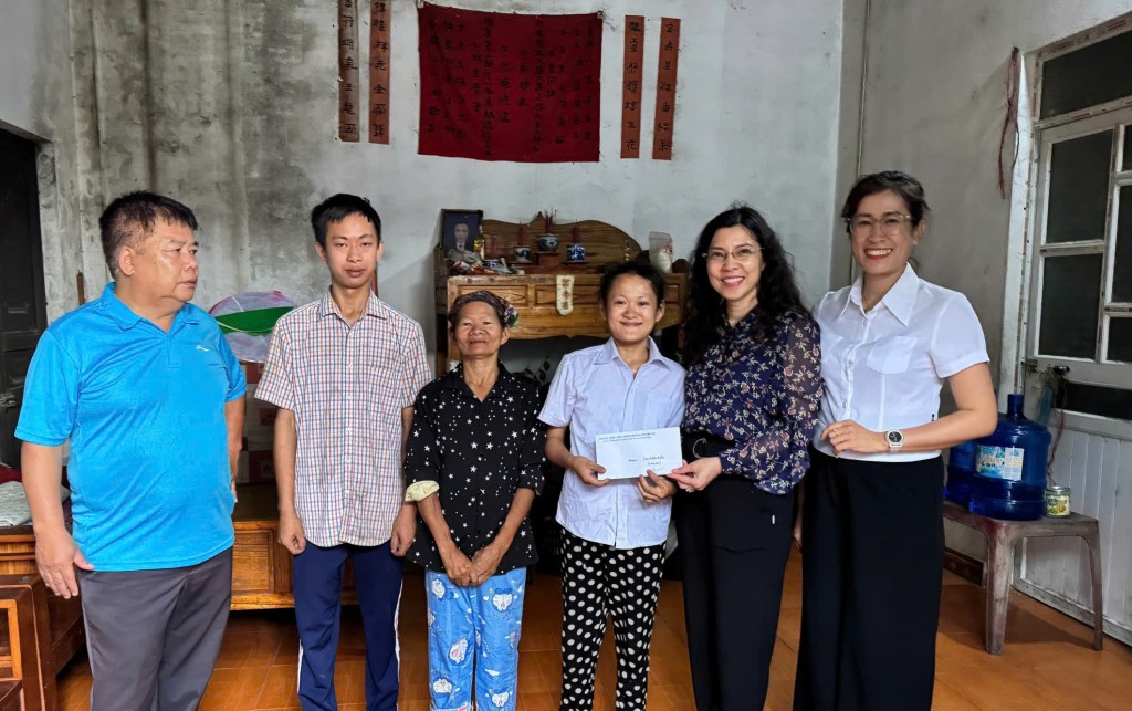 Cao Bằng: Tặng quà cho người khuyết tật nhân dịp kỷ niệm Ngày Người khuyết tật Việt Nam