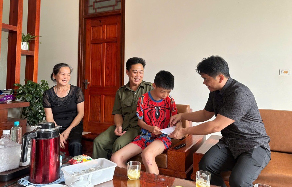 Cao Bằng: Tặng quà cho người khuyết tật nhân dịp kỷ niệm Ngày Người khuyết tật Việt Nam