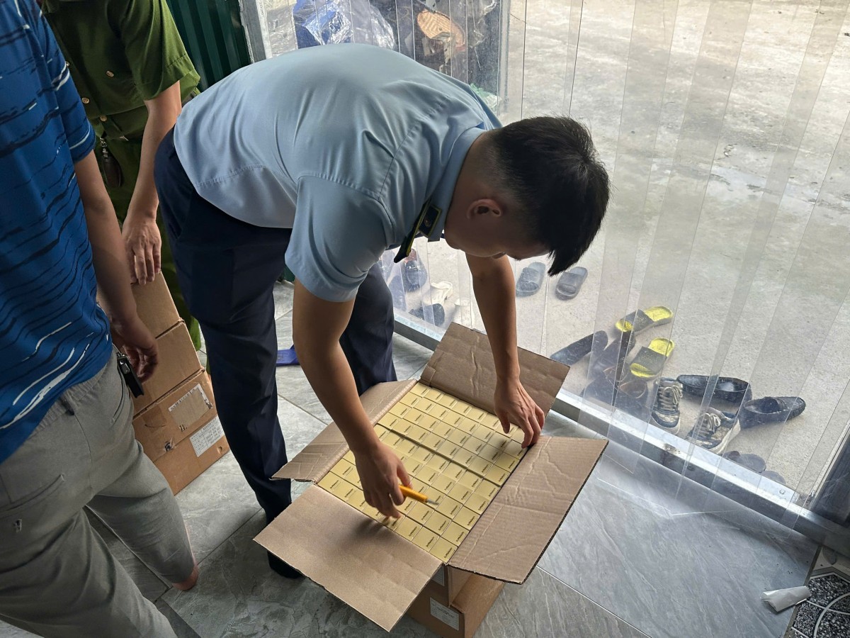 Quản lý thị trường thành phố Hà Nội liên tiếp triệt phá hàng giả, hàng lậu