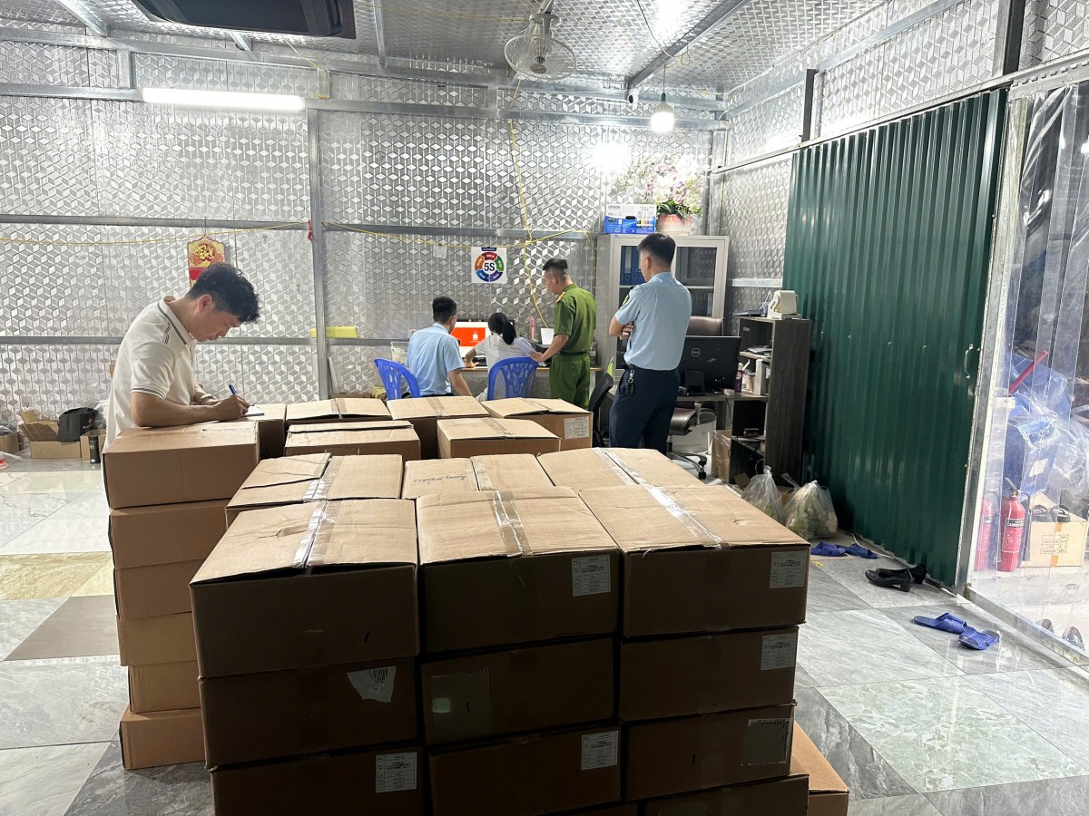 Quản lý thị trường thành phố Hà Nội liên tiếp triệt phá hàng giả, hàng lậu