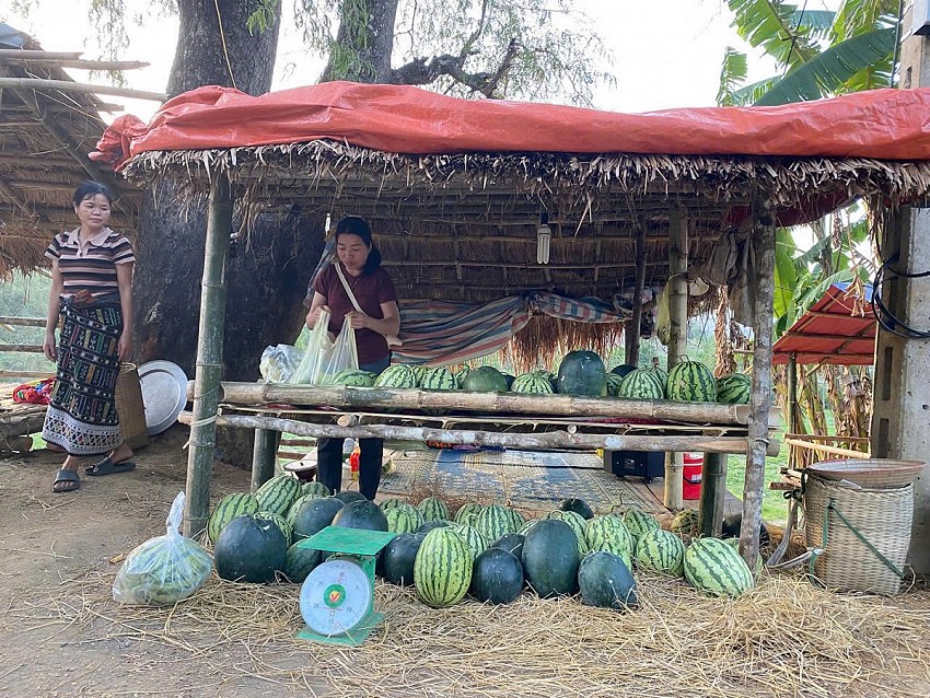 Các hộ dân ở bản Sáng dựng lều dọc suối Xim vừa bán nước và dưa hấu.