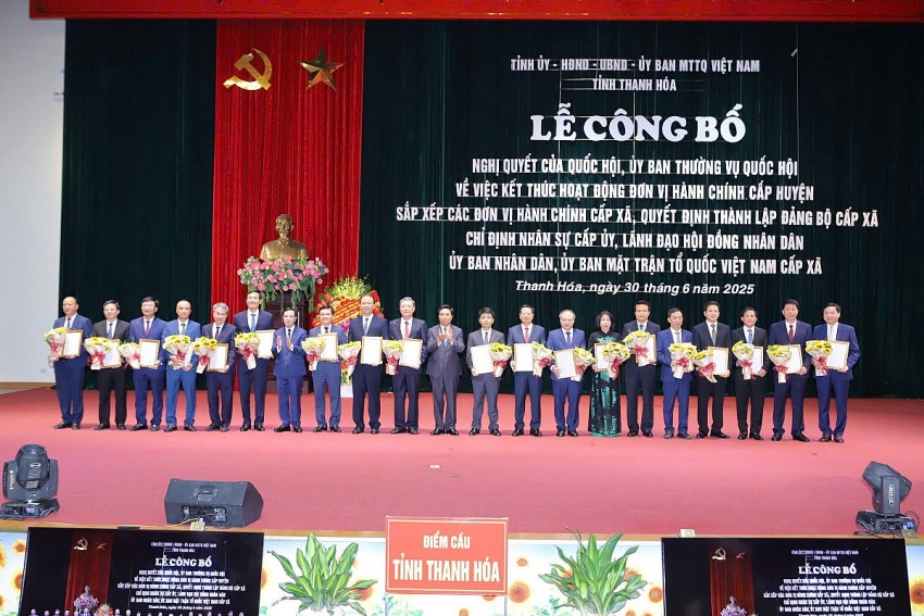 Lãnh đạo tỉnh Thanh Hóa trao quyết định cho lãnh đạo xã, phường, MTTQ Việt Nam.