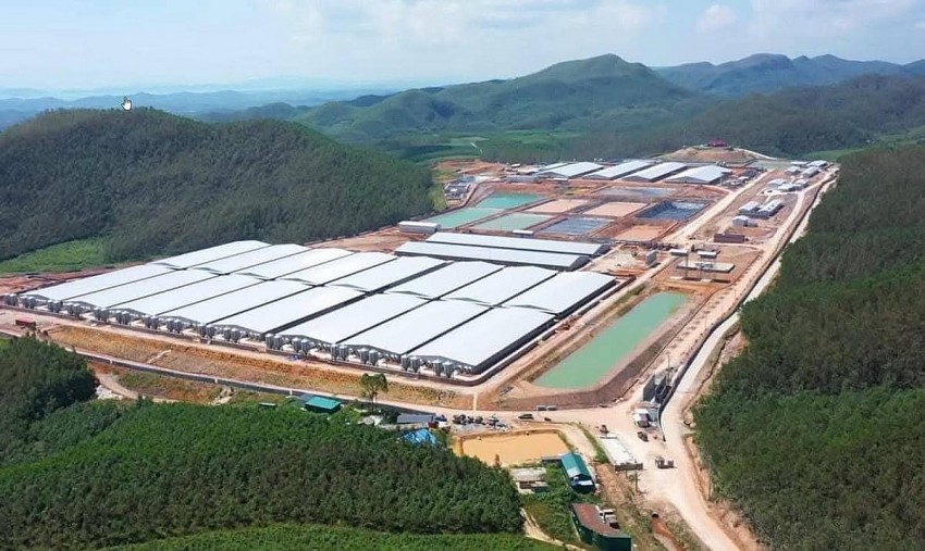 Trang trại chăn nuôi lợn công nghệ cao Greentech được xây dựng trên cao, xung quanh là đồi núi. Ảnh: Cường Vũ. 