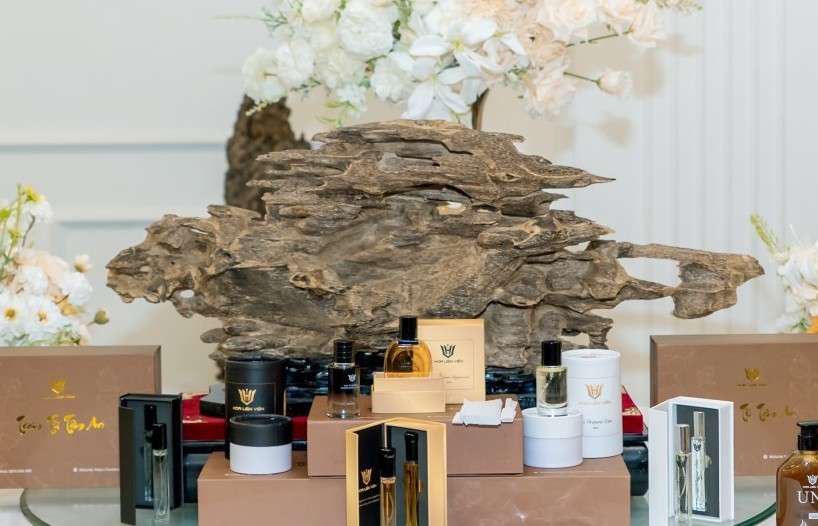 UNI tôn vinh vẻ đẹp quý phái từ Trầm Hương Việt UNI tôn vinh vẻ đẹp quý phái từ Trầm Hương Việt
