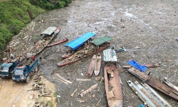 Ngập ngụa cây gỗ, rác thải trên lòng hồ thủy điện ở biên giới Nghệ An