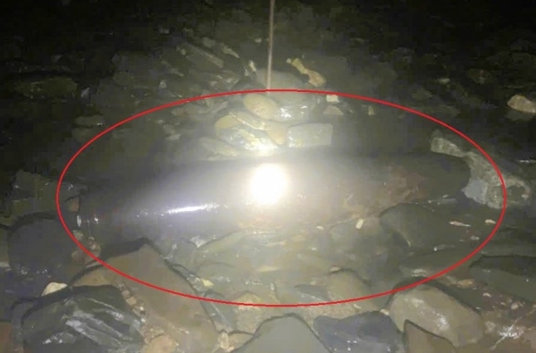 Nước sông Nậm Mộ rút, người dân tá hỏa phát hiện quả bom dài gần 1,4 mét