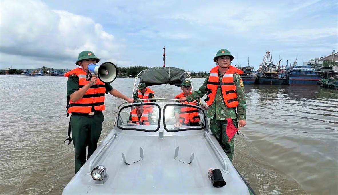 Đặt nhiệm vụ phòng, chống bão số 13 vào tình trạng 'khẩn cấp hơn, nguy hiểm hơn'