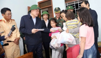 Phó Thủ tướng Thường trực Chính phủ Nguyễn Hòa Bình thăm hỏi người dân vùng lũ lụt