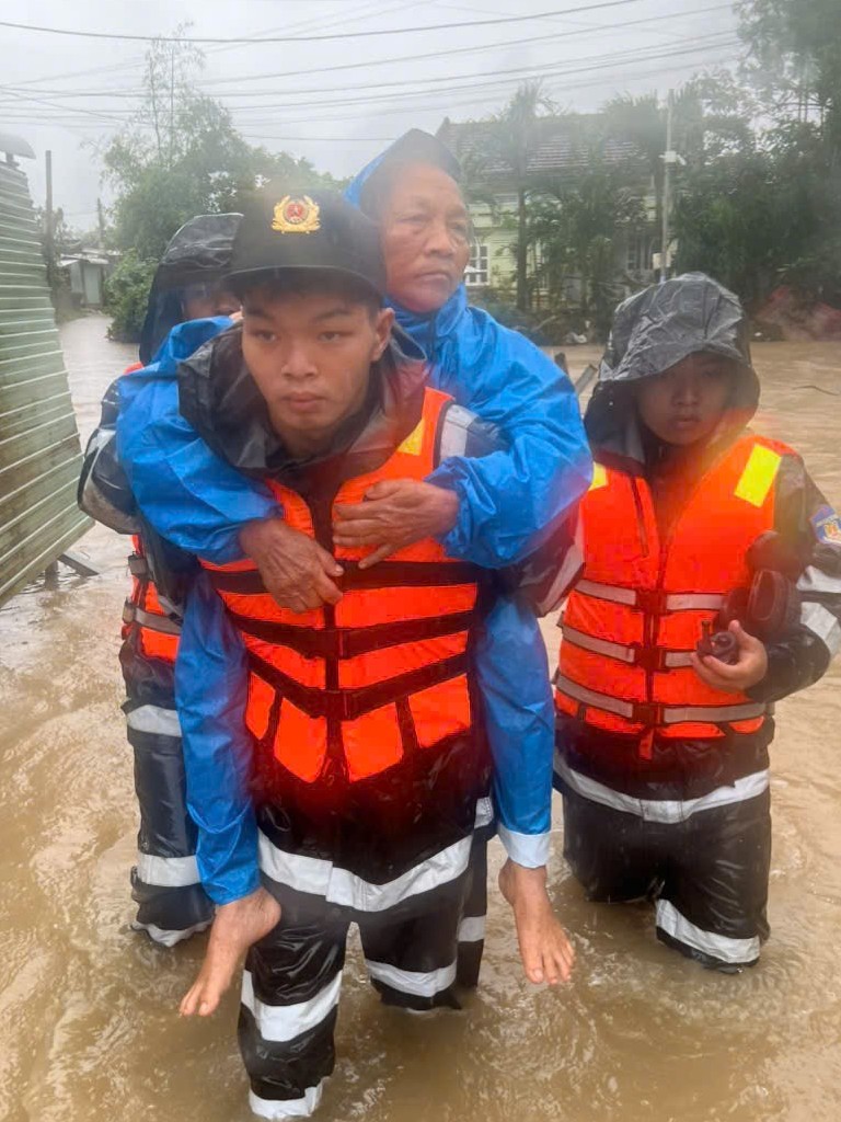 Cán bộ, chiến sĩ CSCĐ Tây Nguyên “quên mình” cứu dân ở rốn lũ Đông Đắk Lắk
