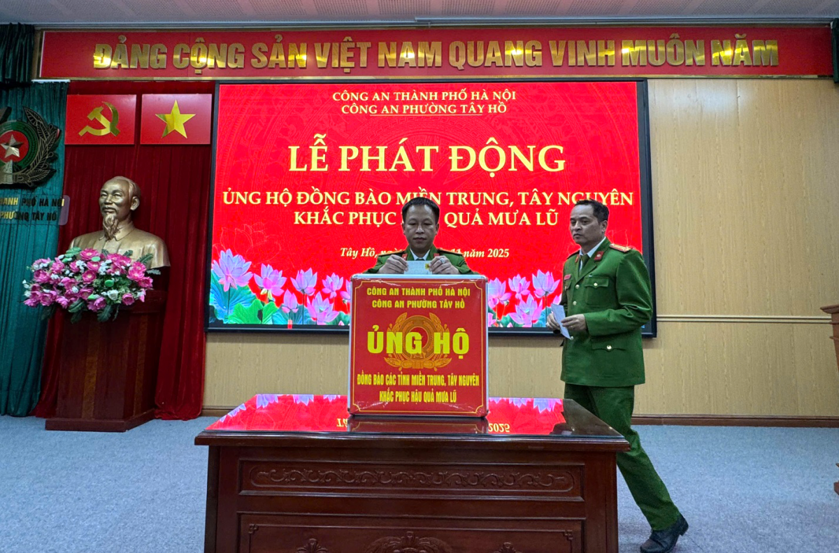 Công an Hà Nội “tiếp sức” cùng Nhân dân vùng lũ vượt qua khó khăn