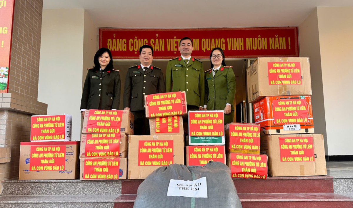 Công an Hà Nội “tiếp sức” cùng Nhân dân vùng lũ vượt qua khó khăn