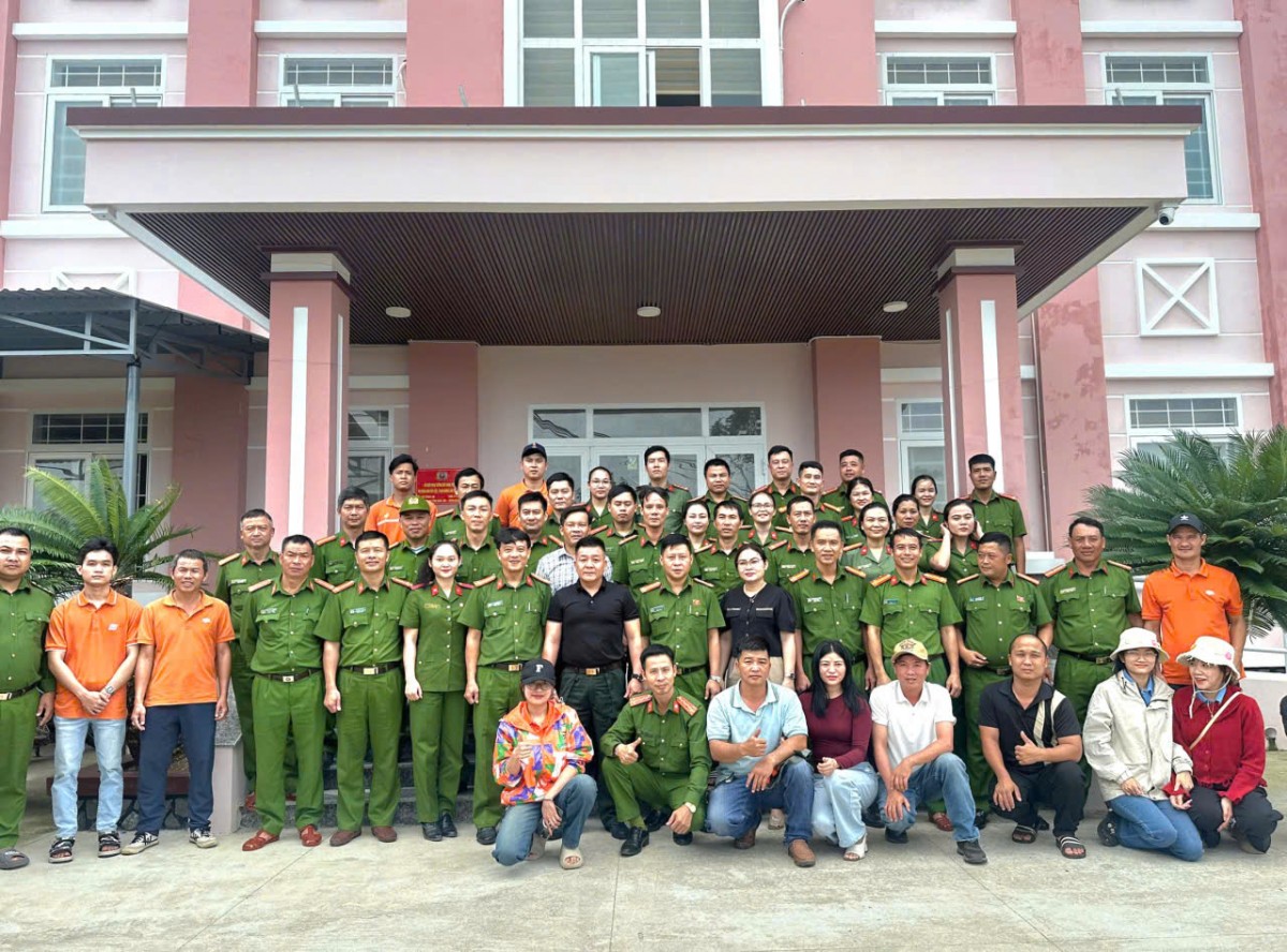 Công an phường Tân An trao hơn 1.000 suất quà hỗ trợ bà con vùng rốn lũ Xuân Thọ