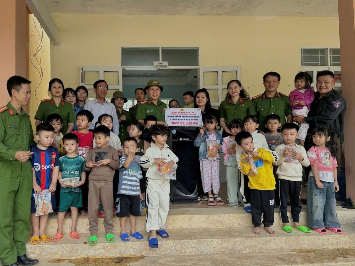 Công an phường Tân An trao hơn 1.000 suất quà hỗ trợ bà con vùng rốn lũ Xuân Thọ