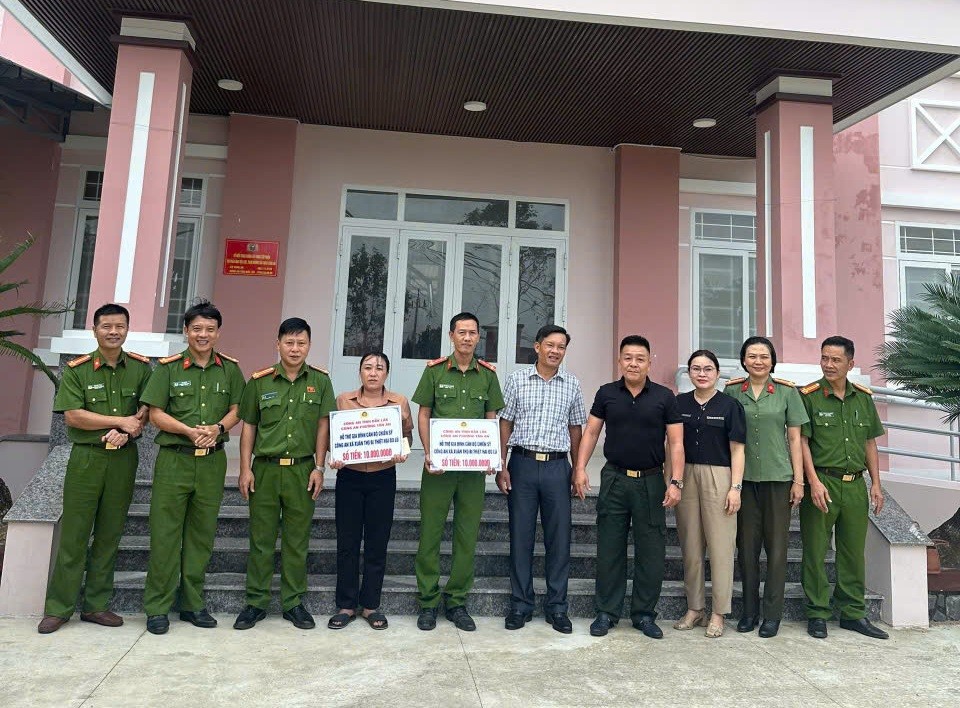 Công an phường Tân An trao hơn 1.000 suất quà hỗ trợ bà con vùng rốn lũ Xuân Thọ