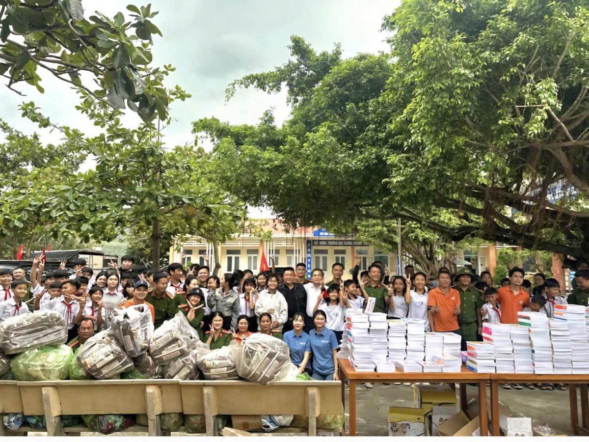 Công an phường Tân An trao hơn 1.000 suất quà hỗ trợ bà con vùng rốn lũ Xuân Thọ