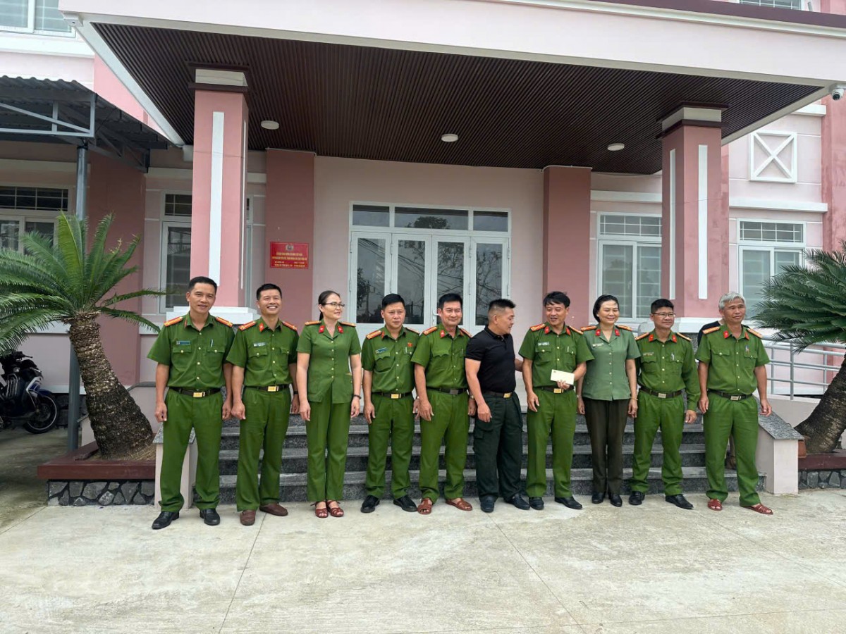 Công an phường Tân An trao hơn 1.000 suất quà hỗ trợ bà con vùng rốn lũ Xuân Thọ