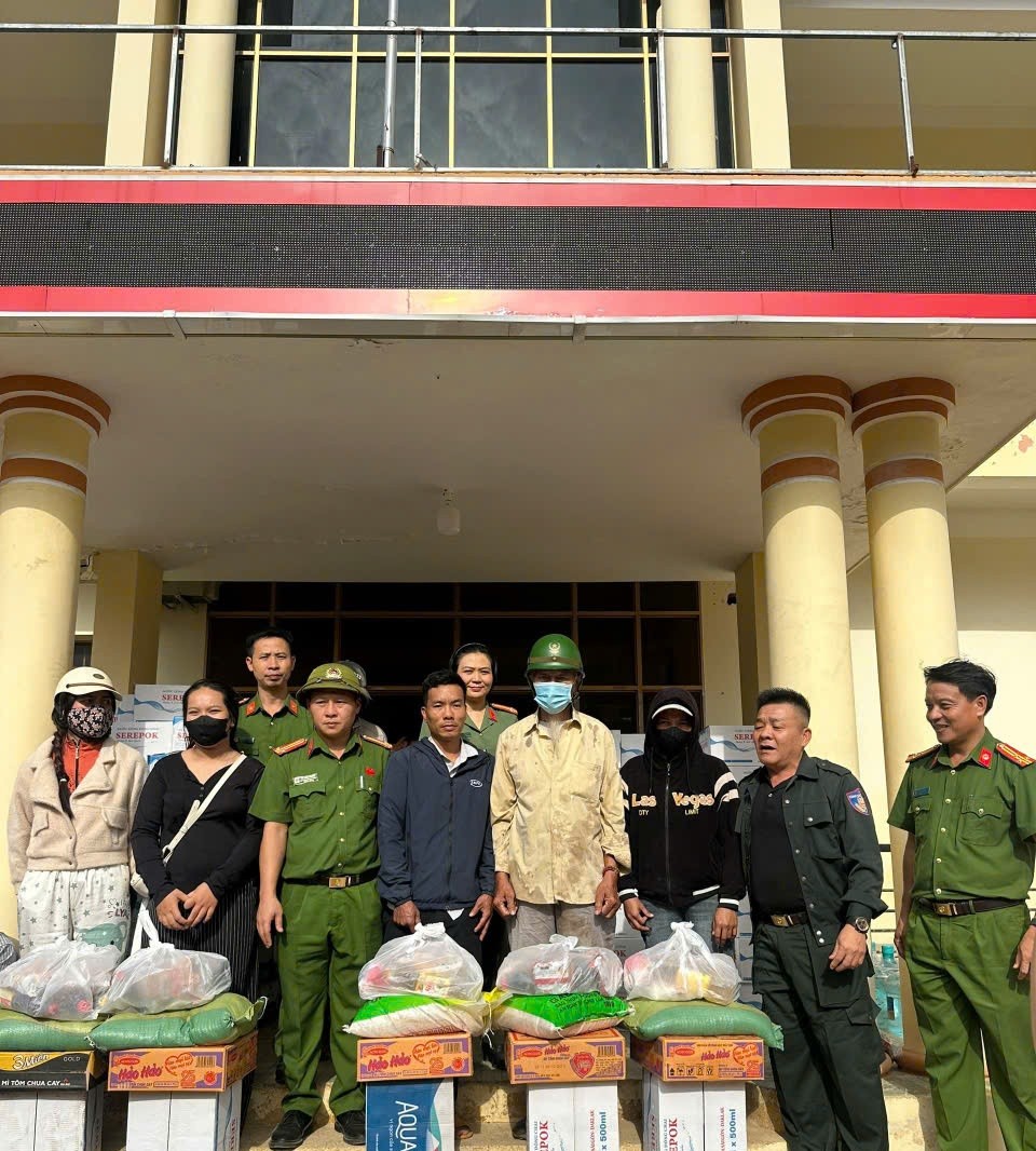 Công an phường Tân An trao hơn 1.000 suất quà hỗ trợ bà con vùng rốn lũ Xuân Thọ