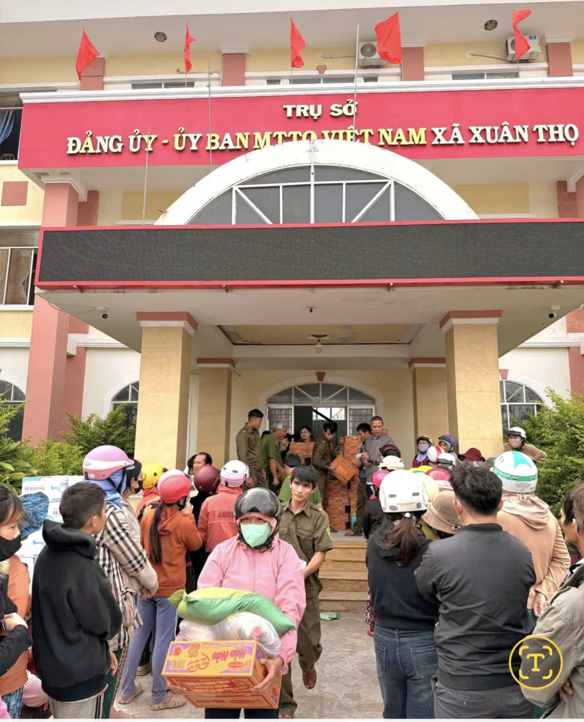 Công an phường Tân An trao hơn 1.000 suất quà hỗ trợ bà con vùng rốn lũ Xuân Thọ