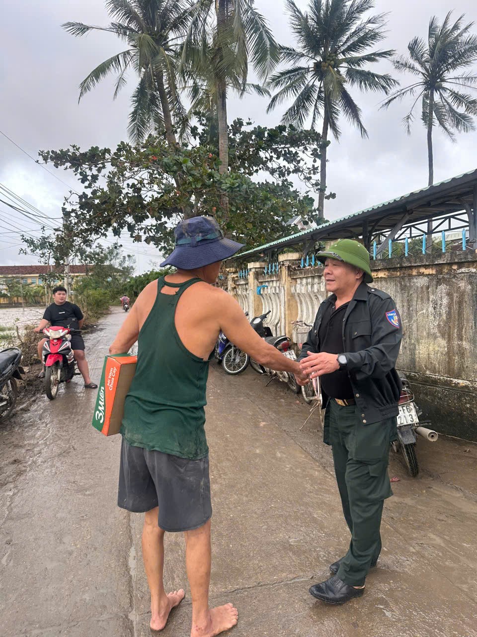 Công an phường Tân An trao hơn 1.000 suất quà hỗ trợ bà con vùng rốn lũ Xuân Thọ