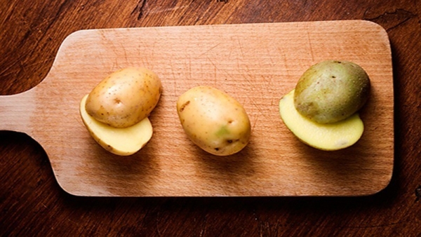 Cách đơn giản loại bỏ độc tố trong khoai