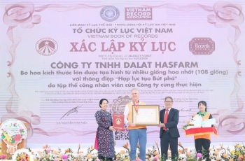 Lâm Đồng: Xác lập kỷ lục cho bó hoa tươi khổng lồ được kết từ 108 loài hoa