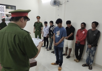 Khởi tố 7 đối tượng đào xác heo bệnh để xẻ thịt bán ra thị trường