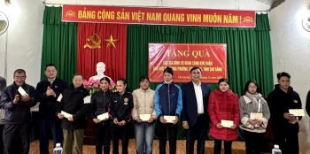 Cao Bằng: Phó Chủ tịch Thường trực Hội đồng Dân tộc của Quốc hội tặng quà gia đình có hoàn cảnh khó khăn