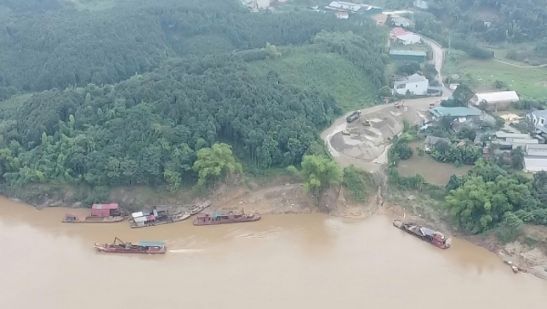 Lào Cai: Khởi tố 3 đối tượng về hành vi khai thác cát trái phép trên sông Hồng