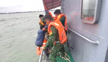 Nghệ An: Kịp thời cứu hai ngư dân gặp nạn lật tàu cá, trôi lênh đênh trên biển