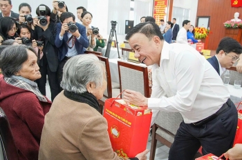Thường trực Ban Bí thư Trần Cẩm Tú trao quà Tết cho người dân khó khăn tại Đà Nẵng