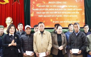 Cao Bằng: Thứ trưởng Bộ Dân tộc và Tôn giáo Nông Thị Hà tặng quà Tết người uy tín, hộ nghèo tại xã Lý Quốc