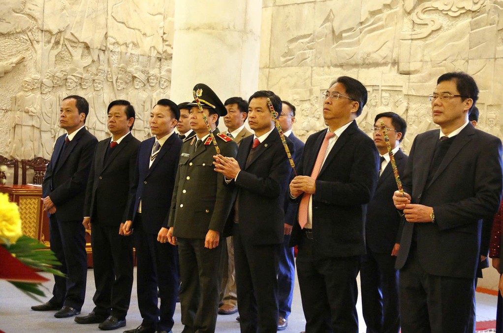 Đoàn đại biểu tỉnh Cao Bằng dâng hương tri ân Chủ tịch Hồ Chí Minh và các anh hùng liệt sĩ