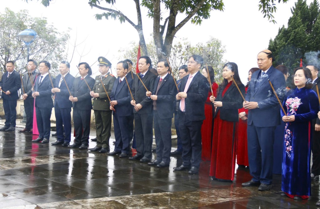 Đoàn đại biểu tỉnh Cao Bằng dâng hương tri ân Chủ tịch Hồ Chí Minh và các anh hùng liệt sĩ