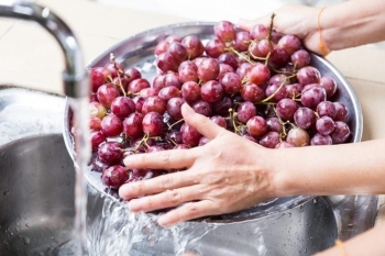 Cách loại bỏ dư lượng thuốc bảo vệ thực vật trên nho và dâu tây
