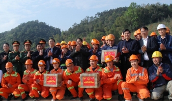 Thủ tướng Chính phủ thăm, chúc Tết công nhân trên công trường thi công Dự án đường cao tốc Đồng Đăng (Lạng Sơn) - Trà Lĩnh (Cao Bằng)