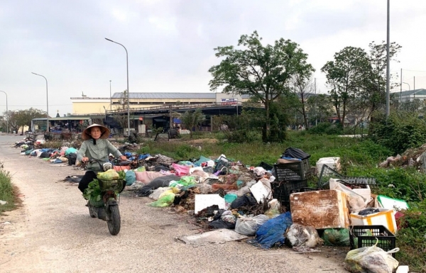 Hà Tĩnh: Rác “bủa vây” Trung tâm thương mại - dịch vụ Phú Nhân Nghĩa