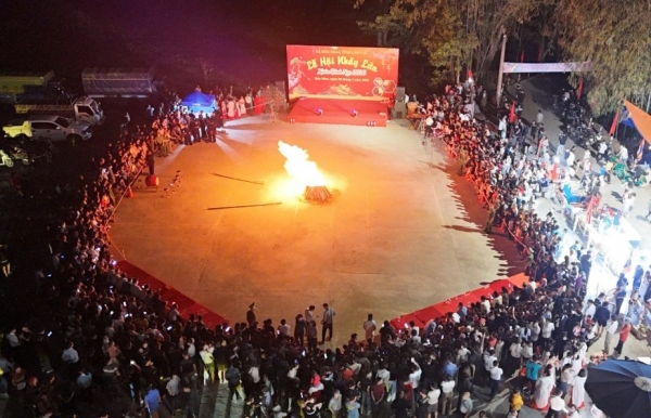 doc dao le hoi nhay lua cua nguoi dao nam det xa bao nhai